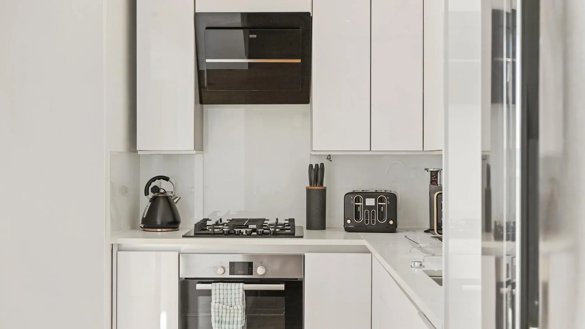 Monthly Stays! 2 Bedroom Apartment Short Term Rental & Flexible Renting Canary Wharf With Free Parking London