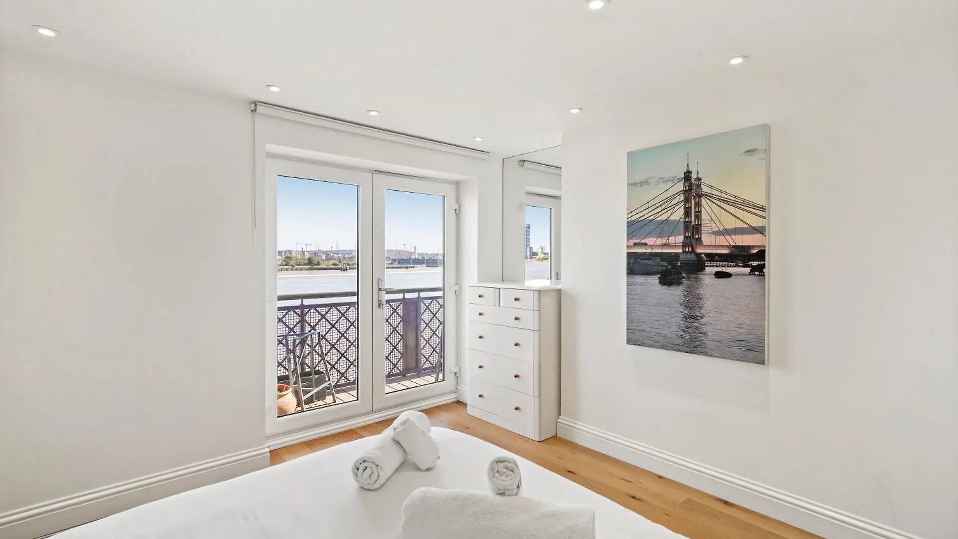Monthly Stays! 2 Bedroom Apartment Short Term Rental & Flexible Renting Canary Wharf With Free Parking London